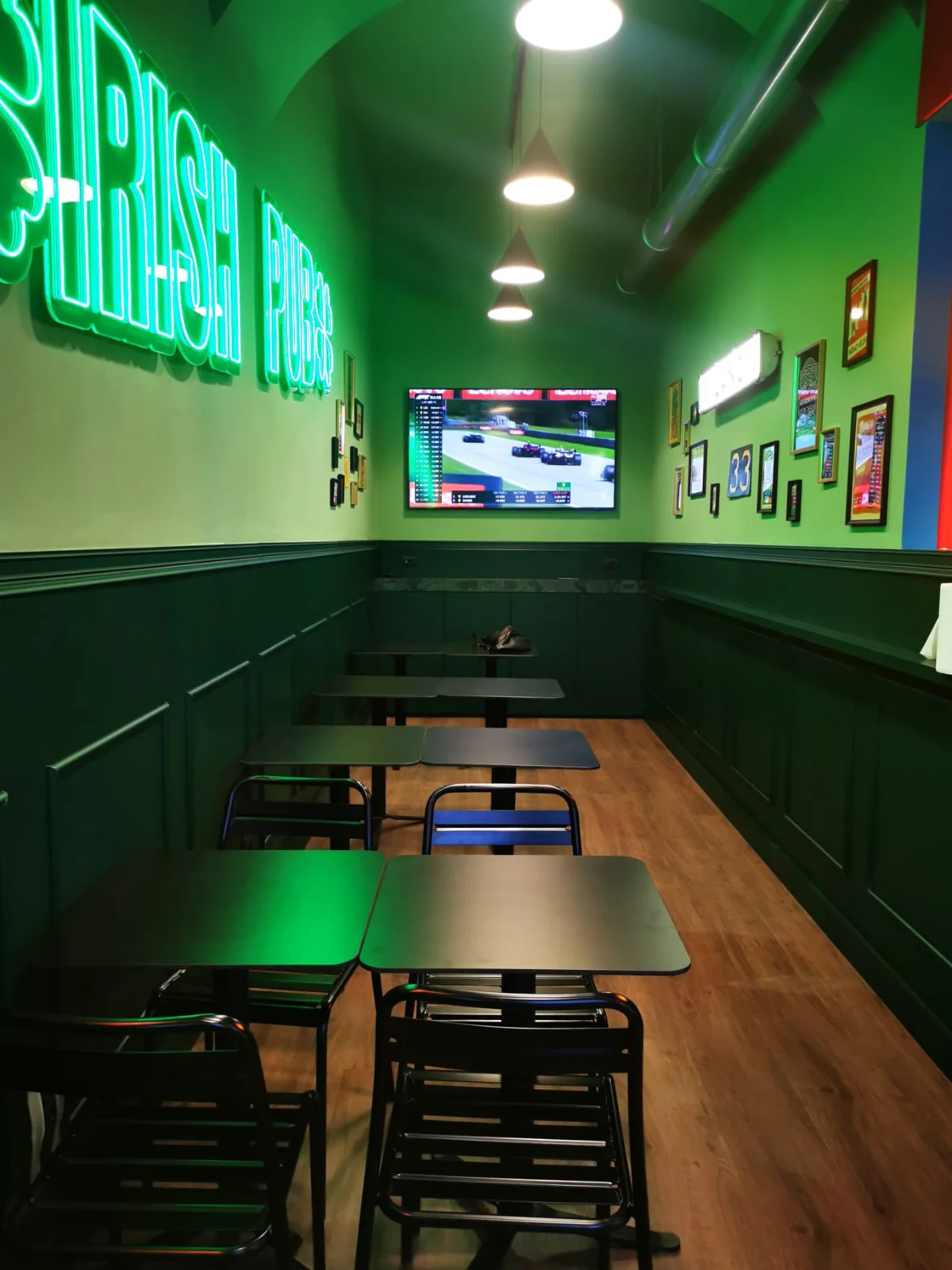 arredo-verde-con-mobili-e-quadri