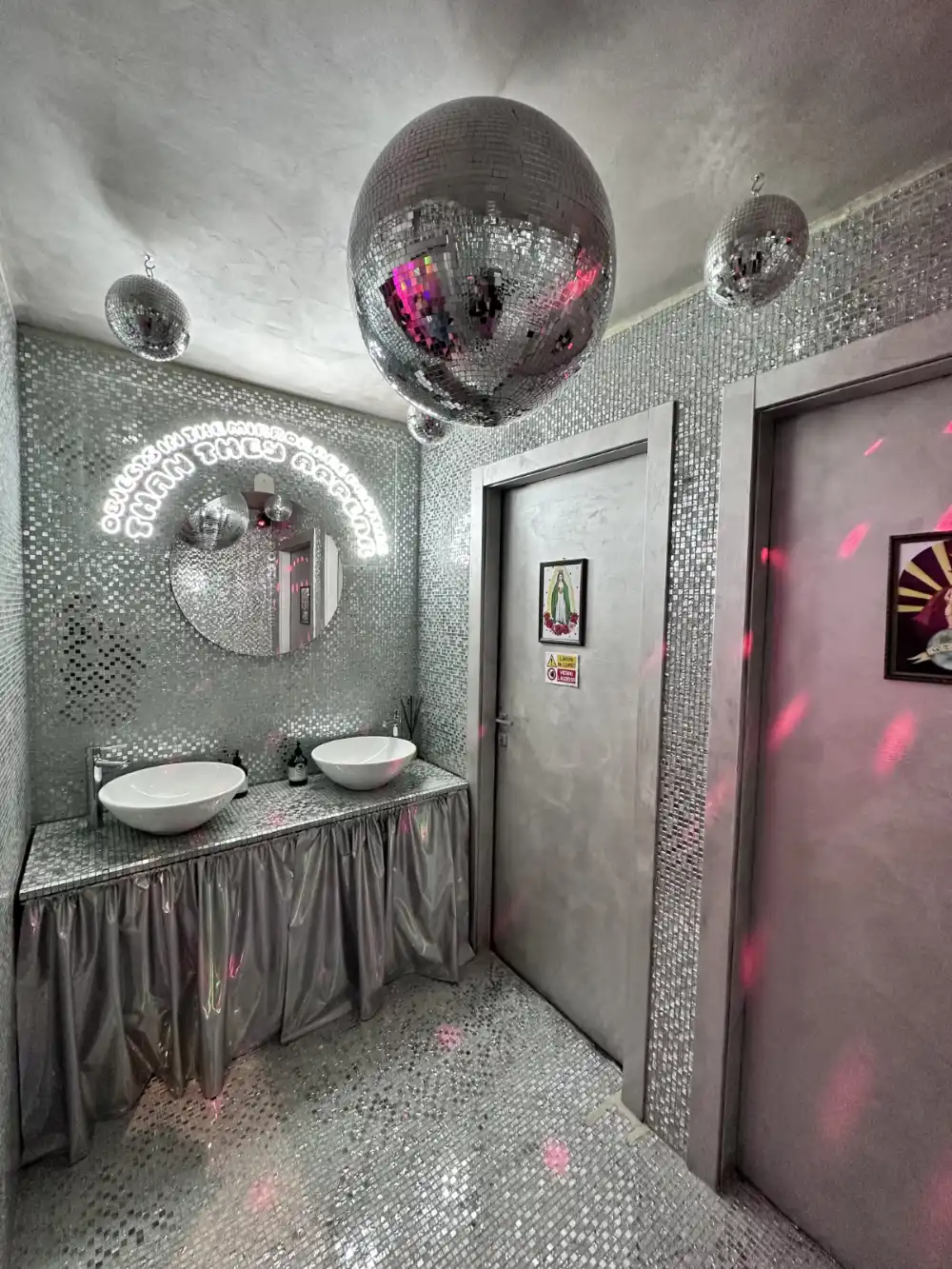 bagno-con-palla-da-discoteca
