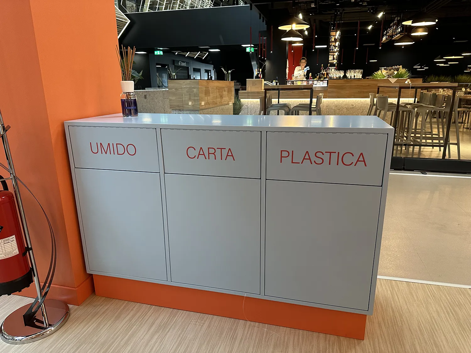 bidoni-grigi-parete-arancione