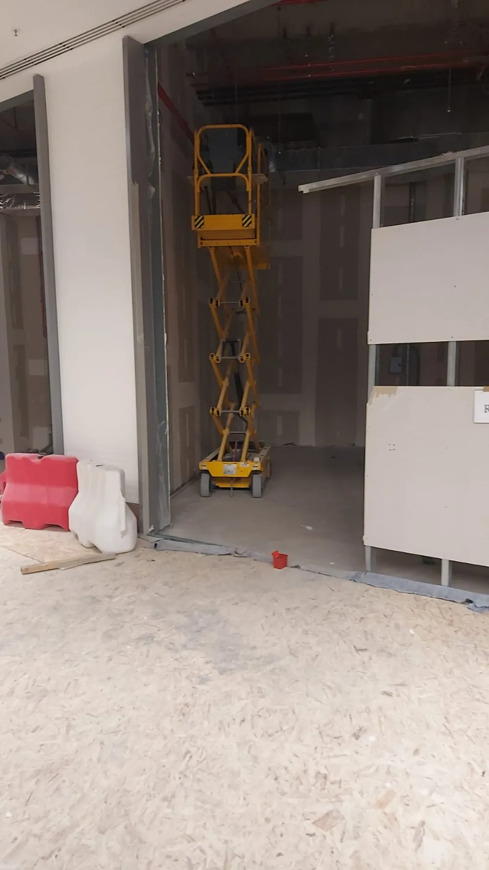 cantiere-con-piattaforma-aerea-gialla