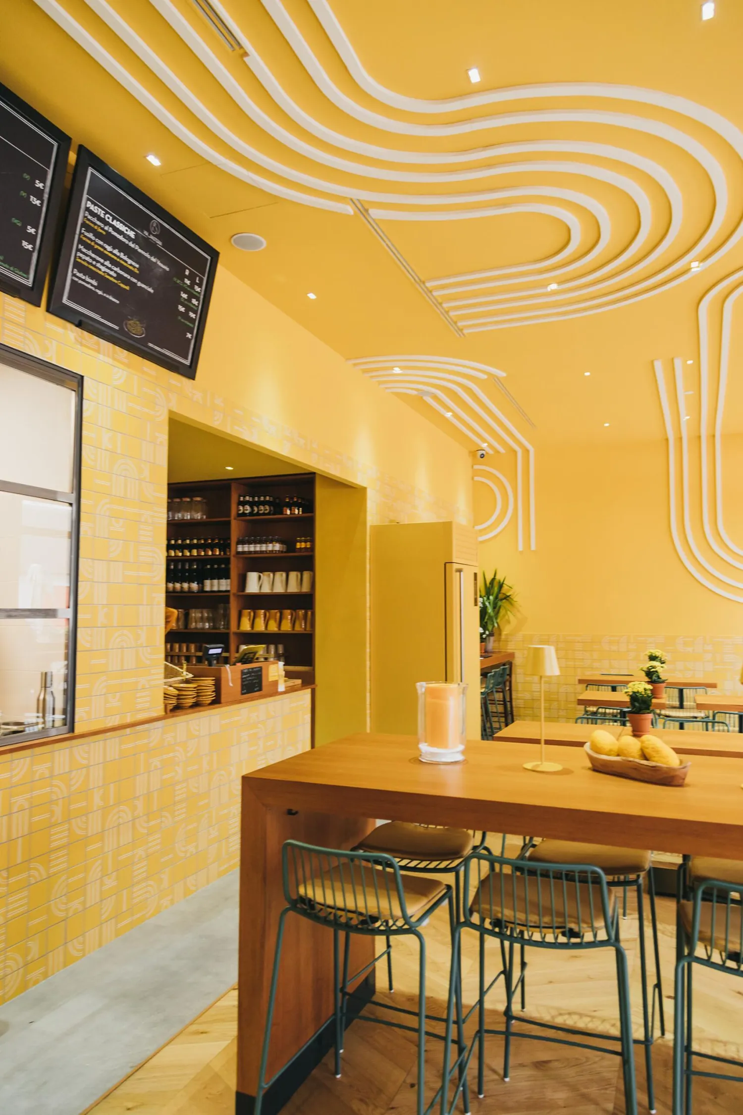 finiture-bianche-su-soffitto-giallo