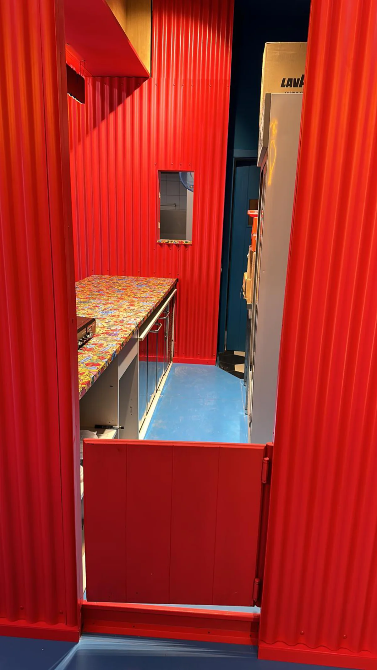 ingresso-banco-cucina-rosso