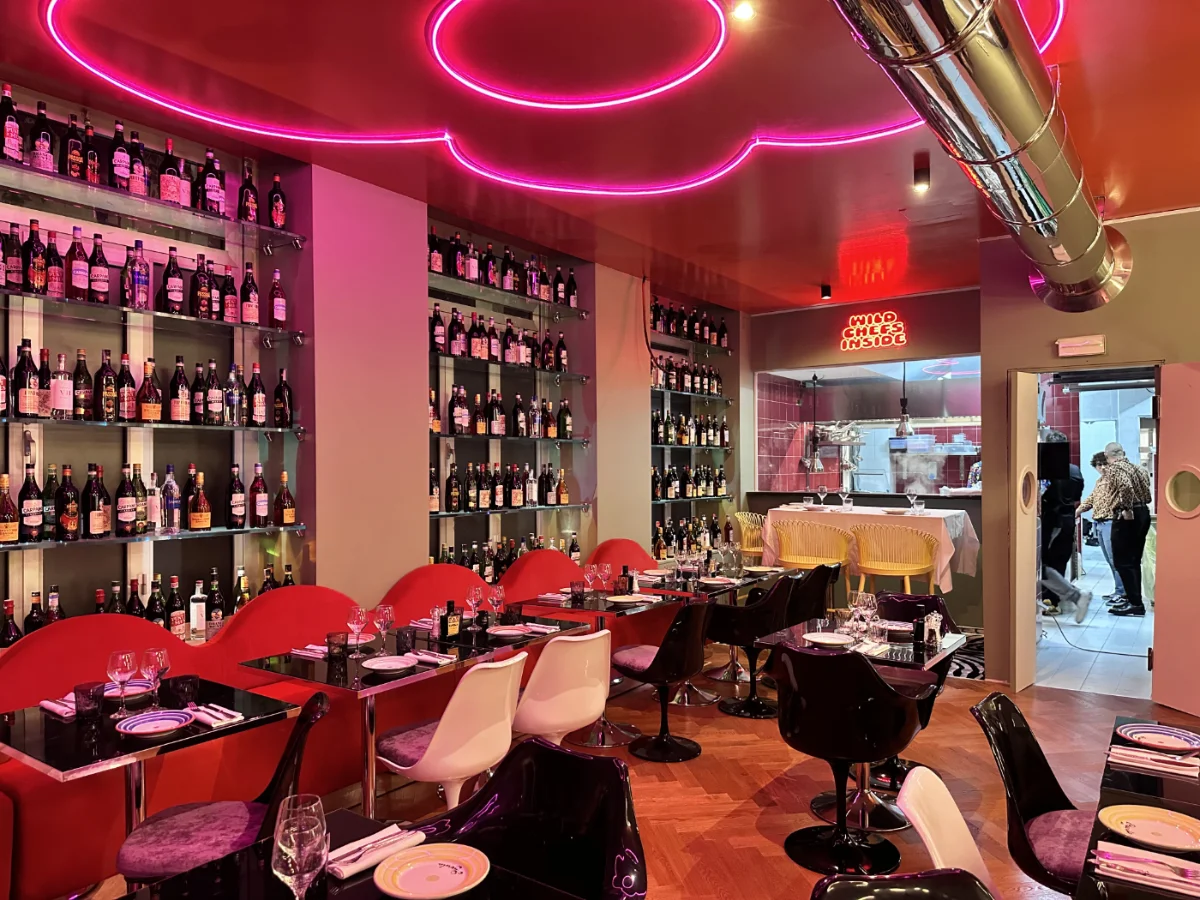 neon-a-fiore-rosa-tavoli-neri