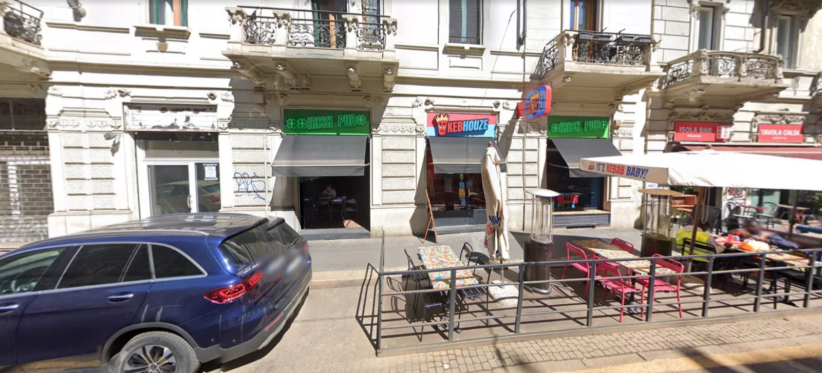 ombrelloni-bianchi-sedie-nere