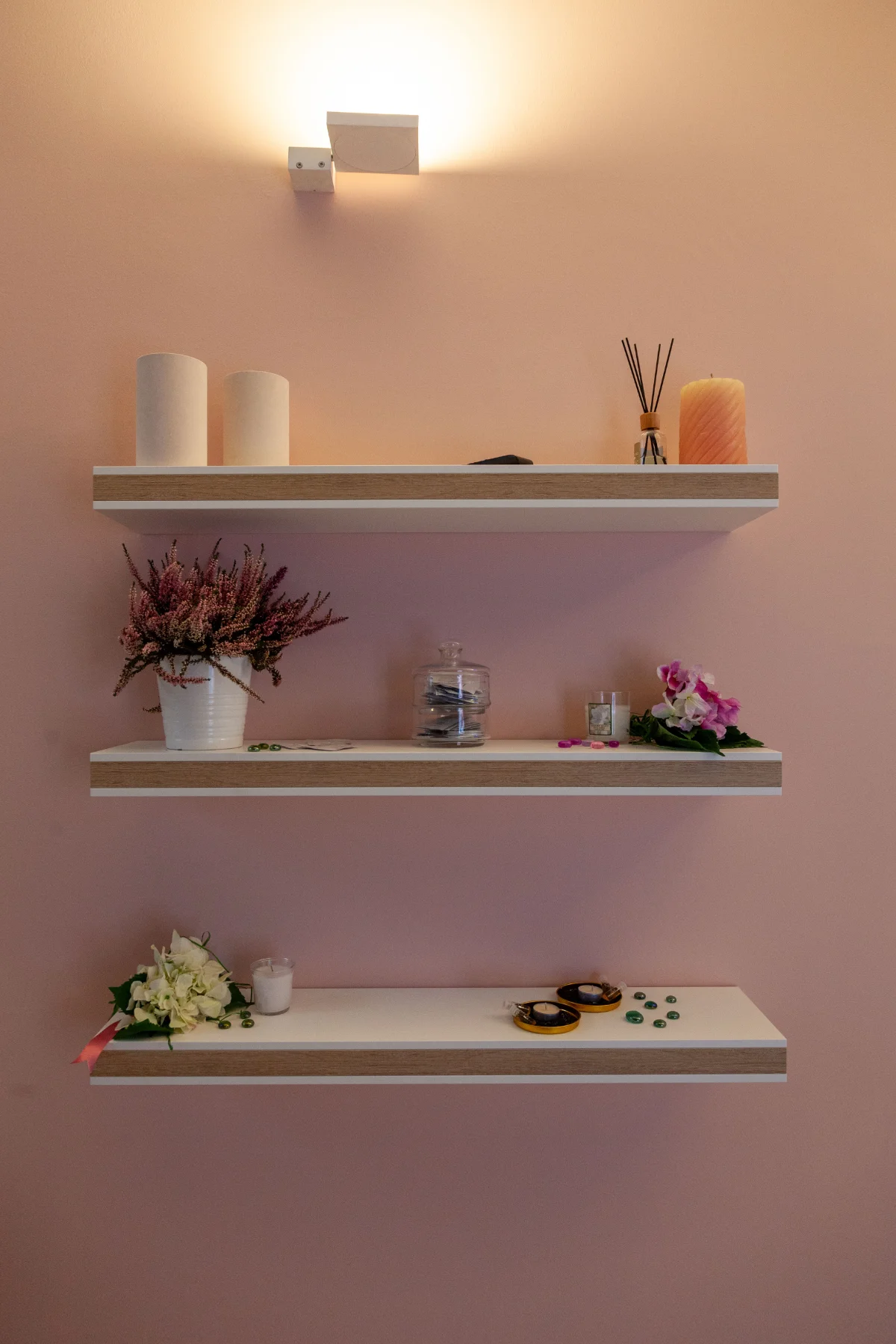 parete-rosa-scaffali-bianchi