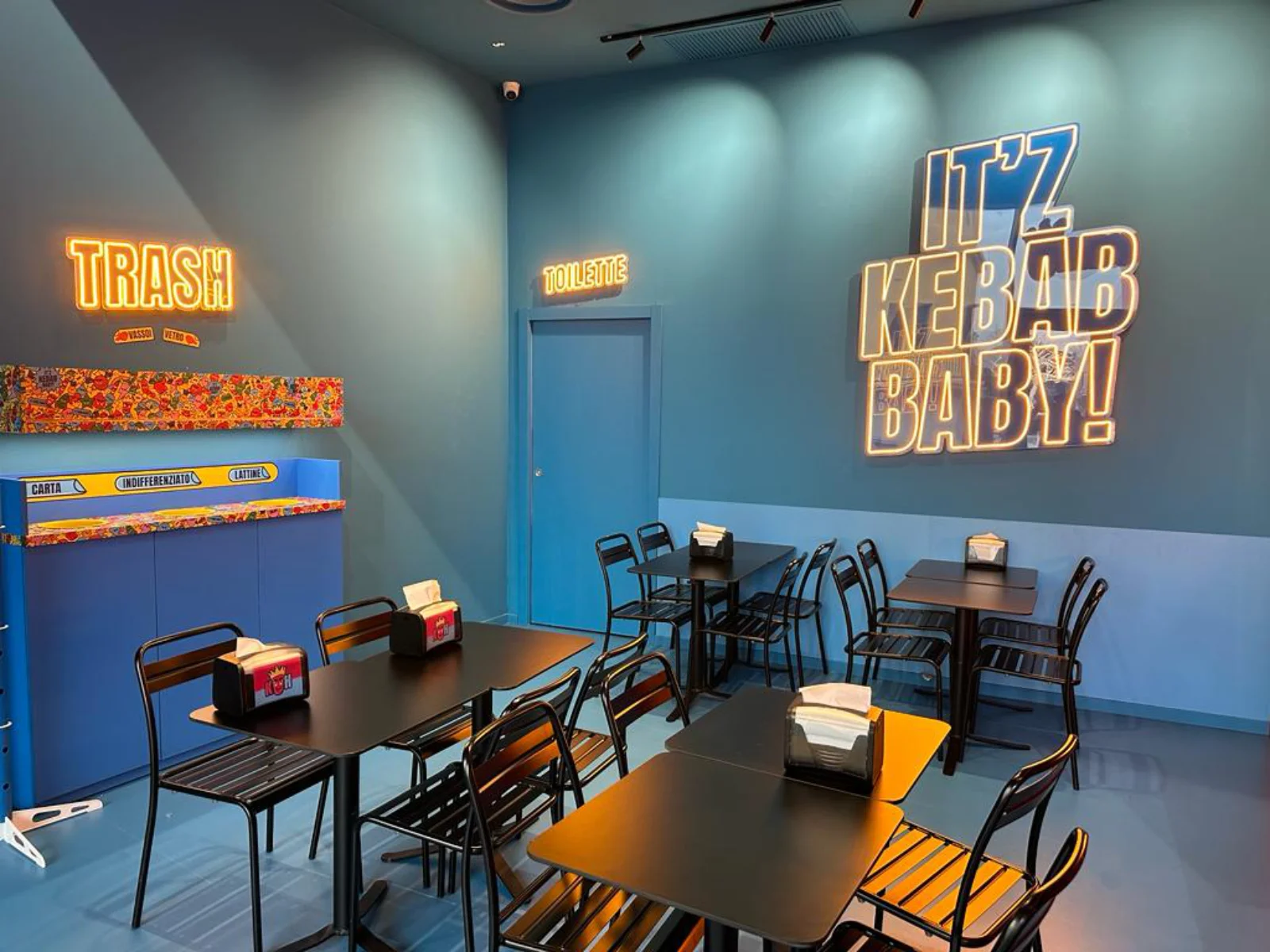 pareti-pavimenti-blu-arredo-nero