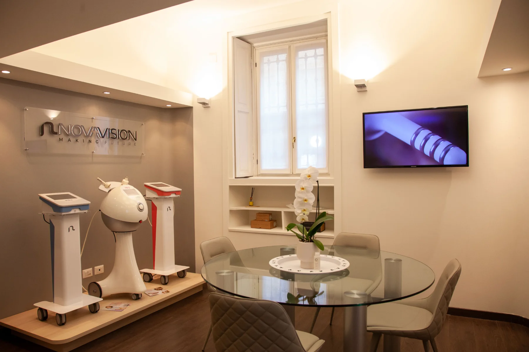 sala-con-macchinari-sedie-beige
