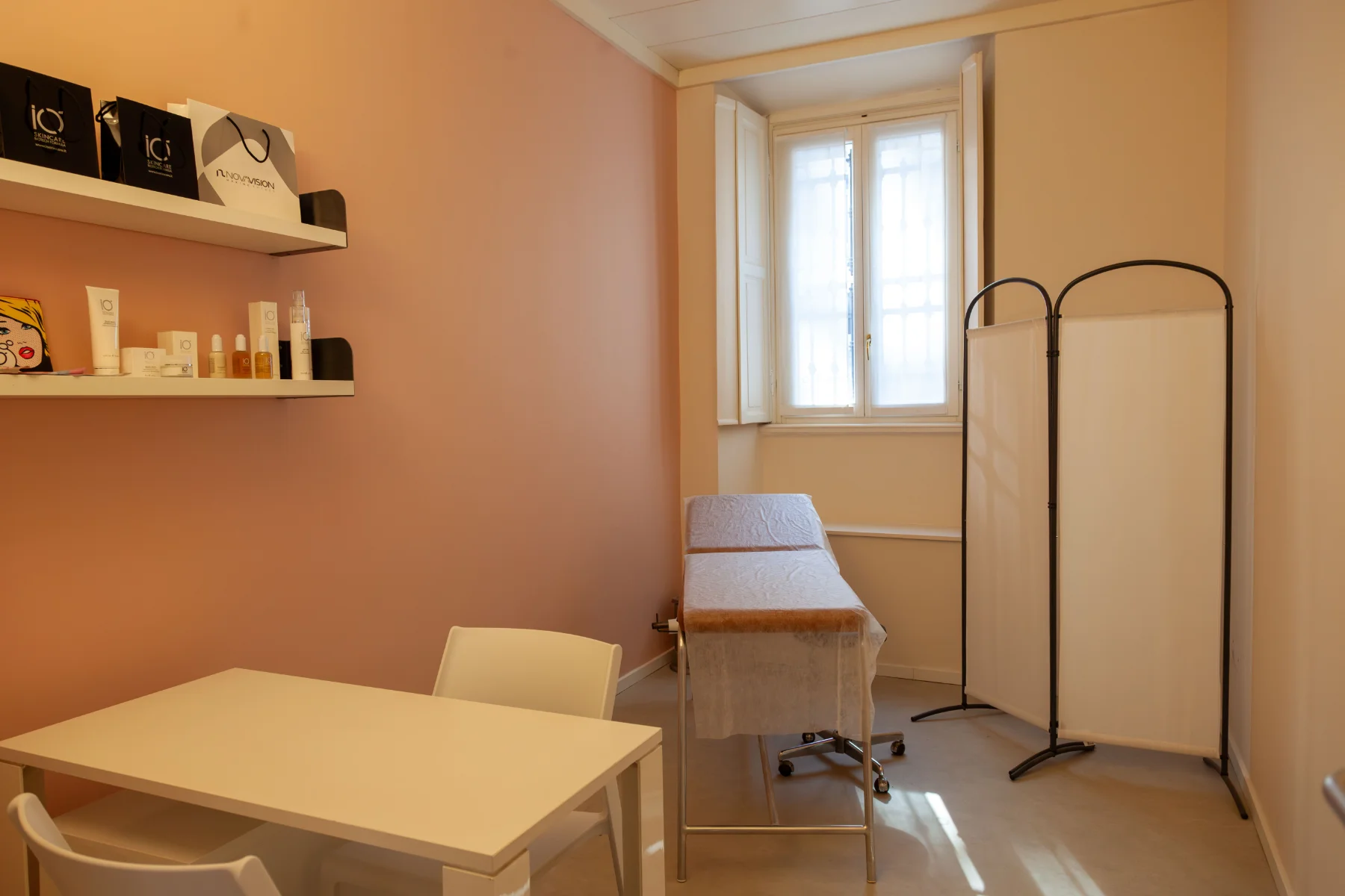 sala-interna-lettino-mobili-bianchi