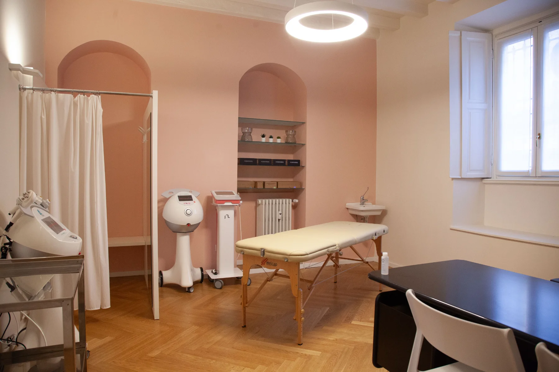 sala-rosa-arredo-bianco