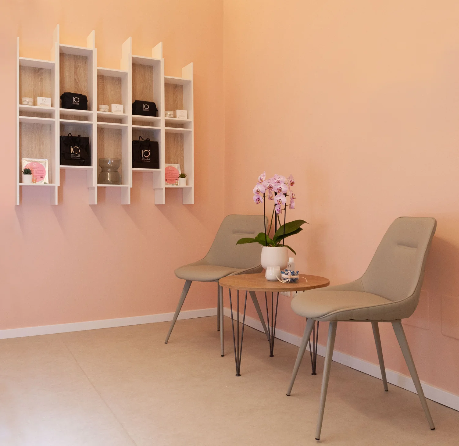 stanza-rosa-sedie-beige