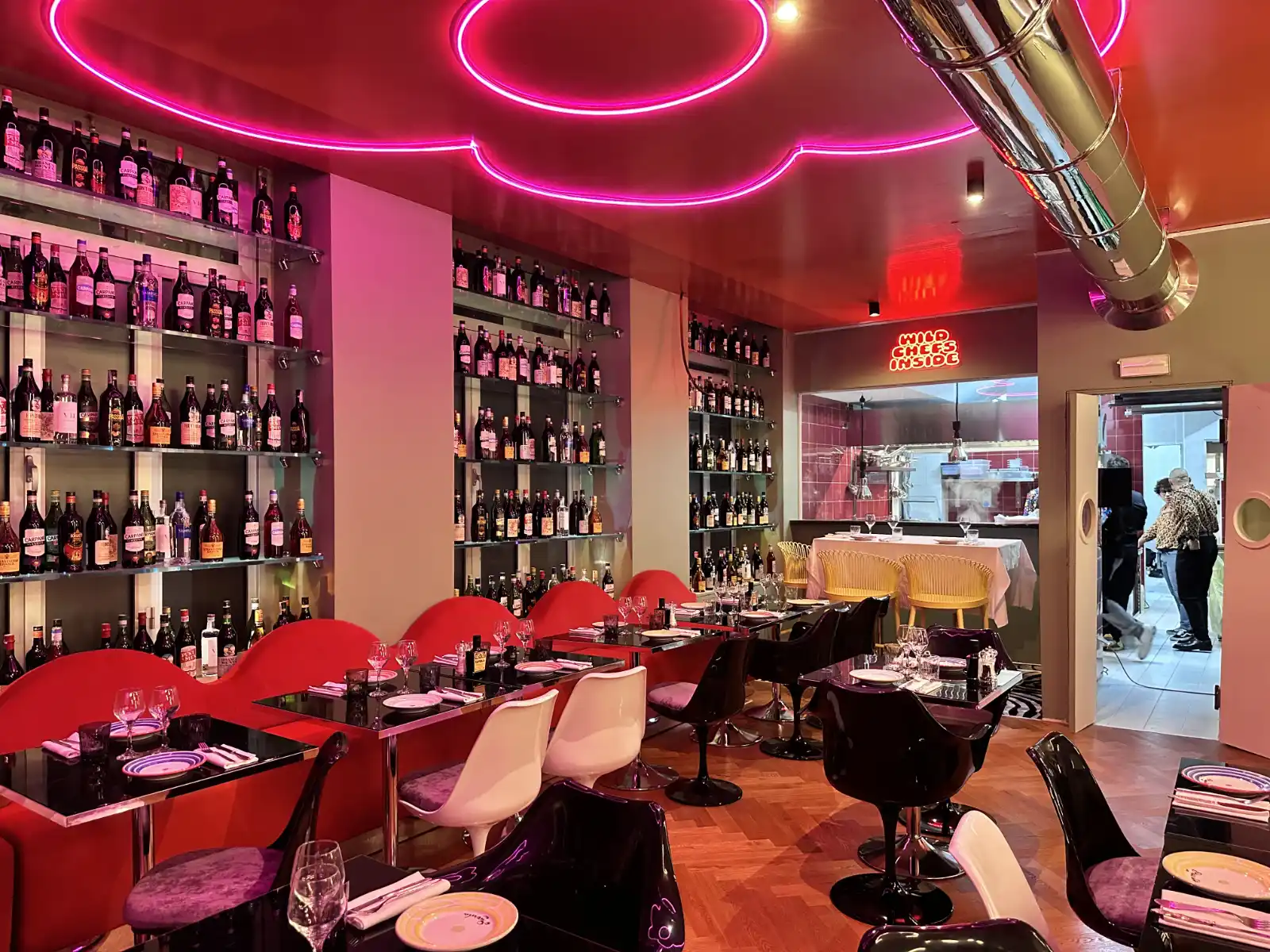 tavoli-ristorante-neri-e-luce rosa