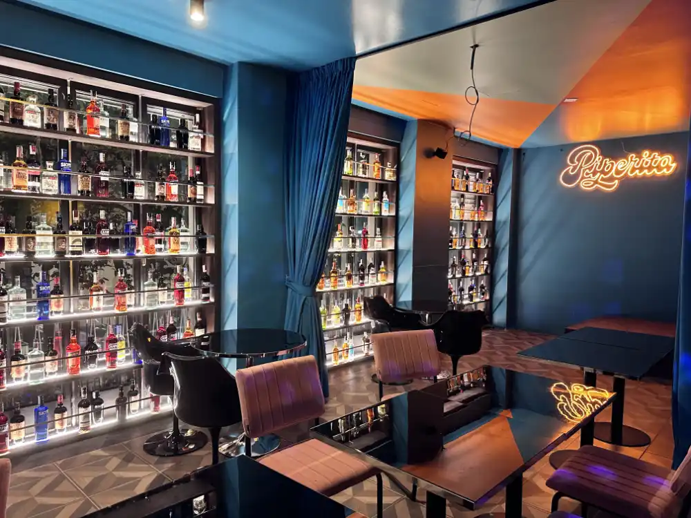 tende-blu-tavoli-neri