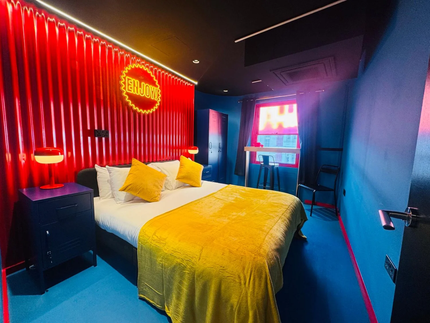 letto-giallo-pareti-blu