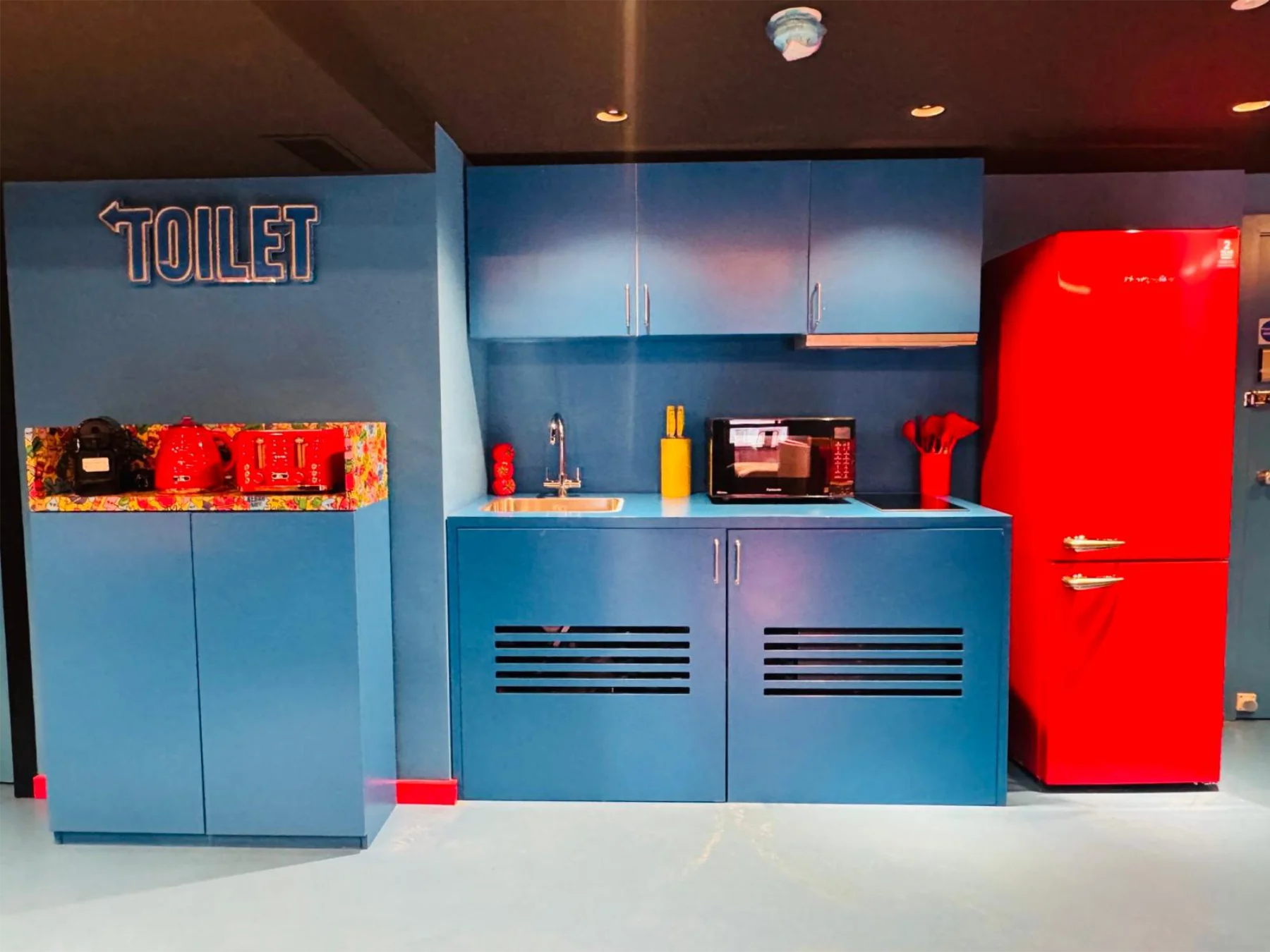 mobili-blu-frigo-rosso