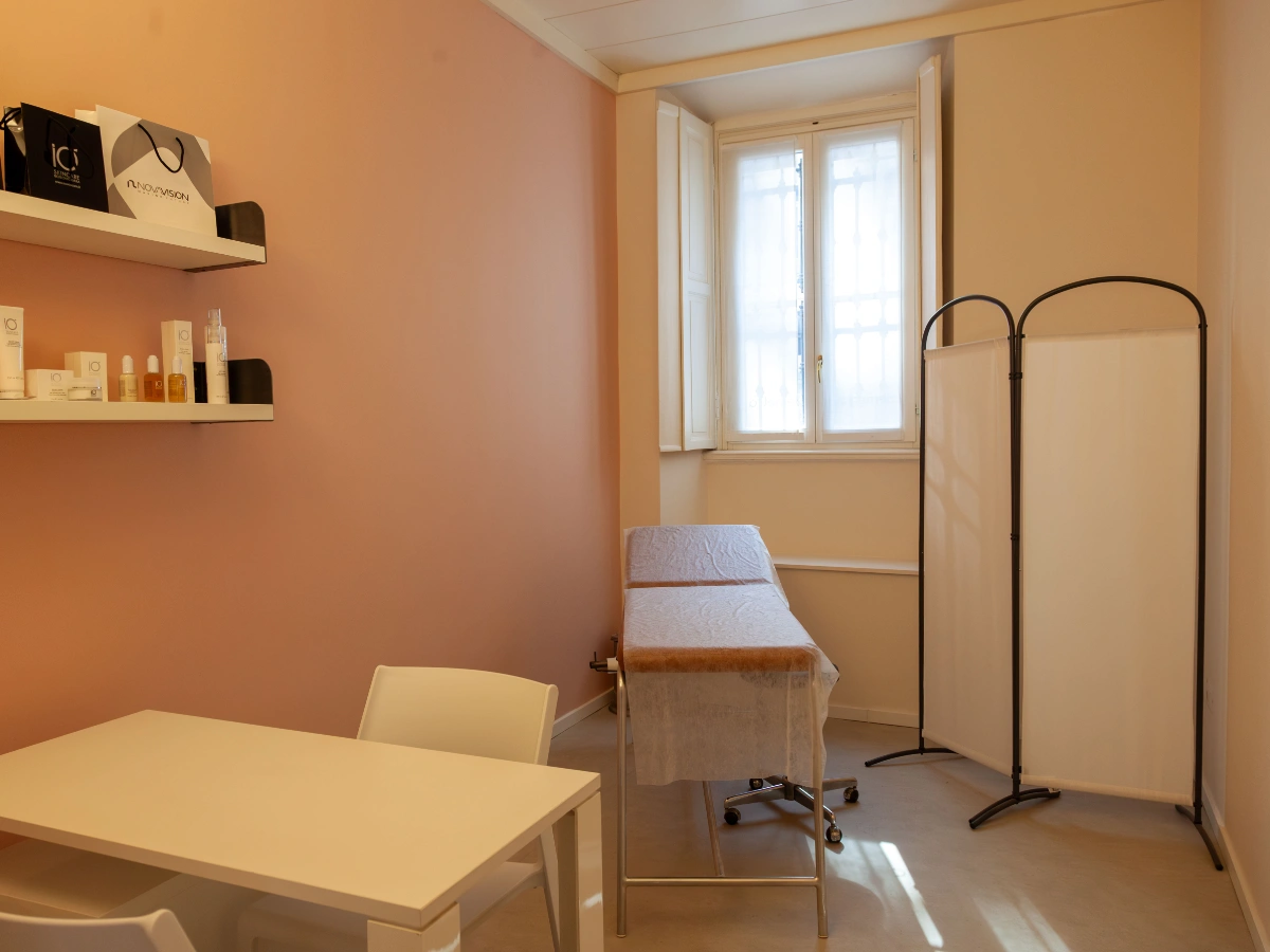 sala-studio-rosa-arredo-bianco